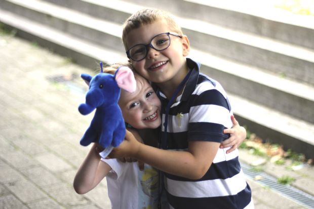 Søskende deltager på sommerskolen